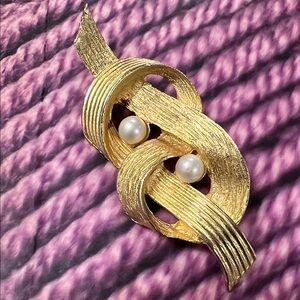 Vintage Gold Double Knot & Pearl Brooch